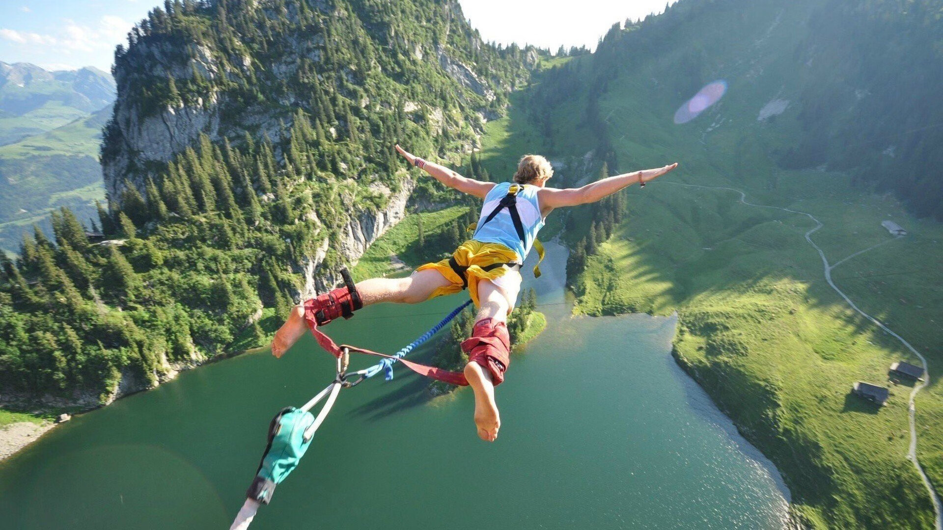 开云体育app-致命转折,国米遭遇争议红牌,皇马乘势反超比分完成逆转,争议红牌成转折,皇马逆转国米
